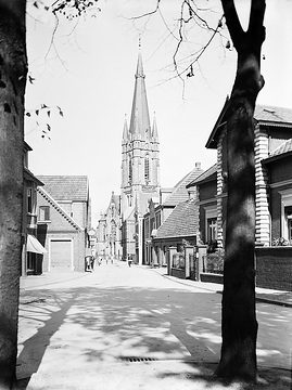 Straßenansicht mit Blick zur St. Pankratius-Kirche, gotische Hallenkirche, Langhaus erbaut 1845-1848 (Aufnahme um 1940?)