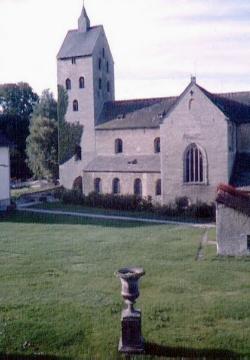 Kirche St. Peter und Paul: Langhaus mit Turm und Chorpartie der ehemaligen Stiftskirche in Gehrden