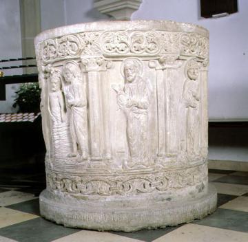 Kirche St. Cornelius und Cyprian: Taufstein mit Apostelfiguren und Darstellung der Taufe Christi, 13. Jahrhundert