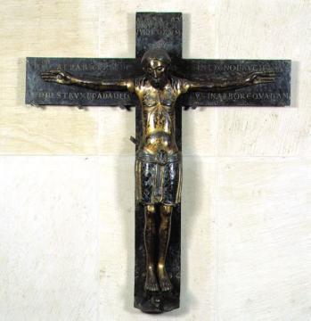 Domschatz des St. Petrus und Gorgonius-Domes: Kruzifix mit beschrifteten Kreuzbalken, Romanik, 12. Jahrhundert, Bronze 117 x 105 cm