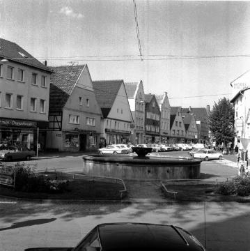 Steinheim, 1976: Die Altstadt-Geschäftsstraße mit ehemaligem Stadtbrunnen ("Kump")