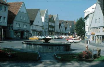 Steinheim, 1976: Die Altstadt-Geschäftsstraße mit ehemaligem Stadtbrunnen ("Kump")