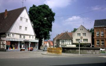 Steinheim, 1968: Altstadt-Geschäftsstraße mit ehemaligem Stadtbrunnen ("Kump")