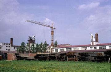 Holz verarbeitende Industrie in Steinheim, ein traditioneller Produktionsschwerpunkt der Stadt: Werksgebäude einer Spanplattenfabrik