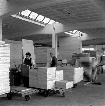 Holz verarbeitende Industrie in Steinheim, ein traditioneller Produktionsschwerpunkt der Stadt: Blick in eine Spanplattenfabrik