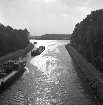 Schiffsverkehr auf dem Mittellandkanal vor der Mündung in den Dortmund-Ems-Kanal ("Nasses Dreieck") bei Bergeshövede
