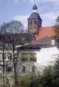 Blick zum Turm der ev. Stadtkirche, ehem. St. Georg