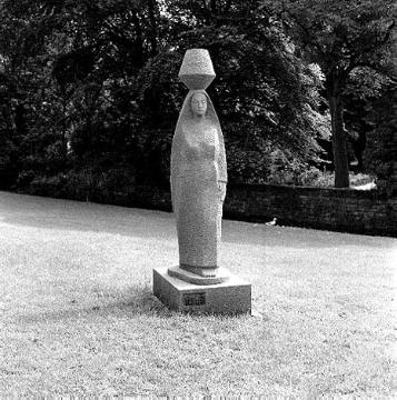 Skulptur von Fritz Viegener: Die Wasserträgerin, 1974