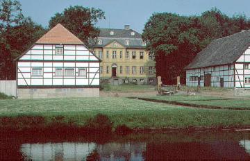 Haus Sassendorf, erbaut 1785: Eingangspartie und vorgelagerte Wirtschaftsgebäude
