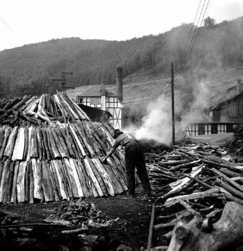 Aufbau eines Kohlenmeilers einer Köhlerei in Oberkirchen