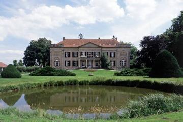 Schloss Harkotten-Korff, Hauptfront mit Teich - klassizistischer Bau von Adolf von Vagedes, Bj. 1805-1806