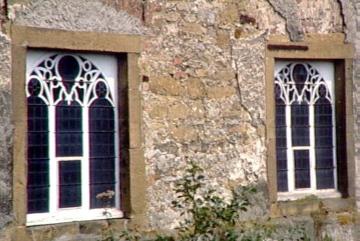 Schloss Tatenhausen, Fassadenpartie mit Maßwerkfenstern