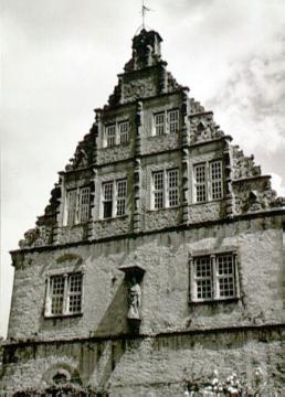 Haus Thienhausen: Prunkgiebel des Südflügels, Bj. um 1610, Weserrenaissance