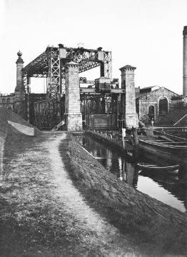 Schiffshebewerk Henrichenburg am Dortmund-Ems-Kanal, erbaut nach Plänen des Stettiner Schiffbauingenieurs Rudolph Haack, eingeweiht 1899, Aufnahme um 1915?. Vergleichsaufnahme von 2013 siehe Bild 11_3104.