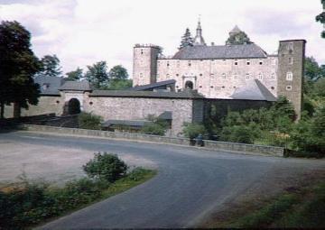 Gesamtansicht der Vorburg von Burg Schnellenberg