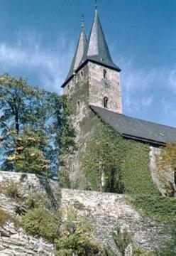 Blick über eine Mauer auf die evang. Marienkirche