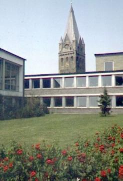 Kirchenzentrum mit dem St. Laurentius-Kirchturm