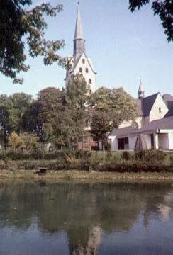 Quellteich des Geseker Baches mit St. Cyriakus-Kirchturm, ehemalige Stiftskirche