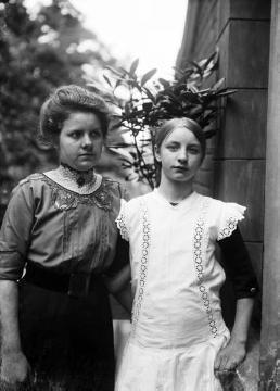Dr. Joseph Schäfer, Familie: Tochter Maria Schäfer im Alter von 13 Jahren "mit Clara auf dem Balkon Halterner Straße 9", Recklinghausen, 1913