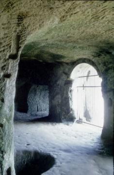Die Externsteine: Partie der Grottenkapelle, geweiht 1115,  im Kapellenfelsen