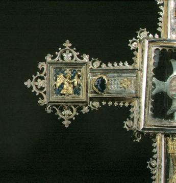 Vortragekreuz, um 1420: Saphir und Evangelistensymbol als Abschluss des Querbalkens - Silber, vergoldet, Kreuzgröße rd. 33 x 26 cm (katholische Pfarrkirche St. Ludgeri)
