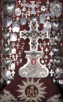Kath. Pfarrkirche St. Bonifatius: Das "Hl. Kreuz von Freckenhorst", silberverkleidetes Reliquienkreuz mit Steinbesatz, 11. Jahrhundert