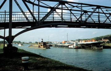 Dortmund-Ems-Kanal mit Schleuse Bevergern und Fußgängerbrücke, Hängebrücke aus Stahlfachwerk, 1999 restauriert, Baudenkmal