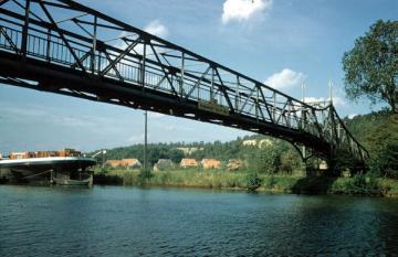 Fußgängerbrücke über den Dortmund-Ems-Kanal bei Schleuse Bevergern, Hängebrücke aus Stahlfachwerk, 1999 restauriert, Baudenkmal