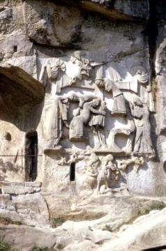 Die Externsteine: Das Kreuzabnahme-Relief , um 1130, an der 1115 geweihten Grottenkapelle
