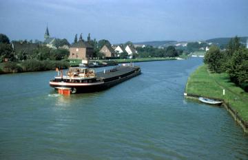 Frachtschiff auf dem Dortmund-Ems-Kanal bei Riesenbeck