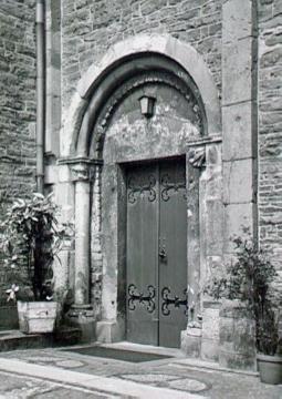 Romanisches Portal der Kirche St. Johannes d.T., Stiftskirche des ehem. Augustinnerinnenklosters Lagenhorst (1176-1811), erbaut Ende 12. Jh. bis ca. 1230
