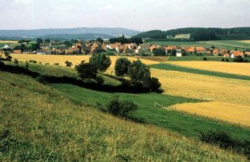 Das Dorf Pömbsen - Blick von der Kluskapelle Richtung Eggegebirge
