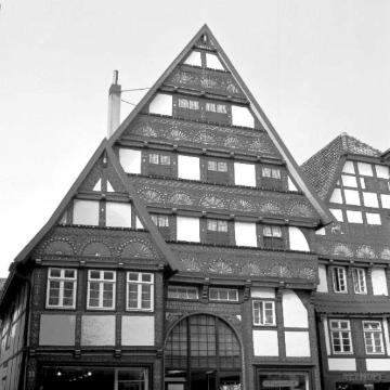 Giebel mit Balkenschnitzereien des Fachwerkhauses Lange Straße 7 von 1621