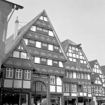 Giebelständige Fachwerkhäuser aus dem 17. Jahrhundert mit Balkenschnitzereien in der Langen Straße