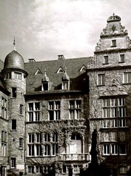 Schloss Darfeld,  Partie des Galleriebaus mit Treppenturm: Ursprungsbau 1612-18 errichtet von Gerhard Gröninger, nach Brand 1899 Wiederaufbau durch Hermann Schaedler 1902