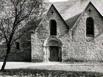 St. Blasius-Kirche: Seitenteil mit Portal