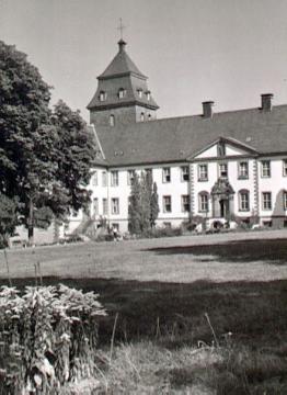 Kloster Grafschaft: Hauptgebäude mit Mittelrisalit von Südwesten