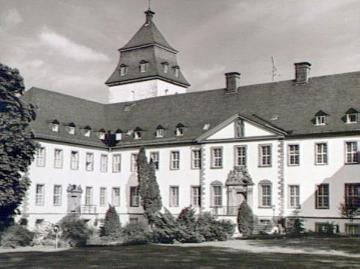 Kloster Grafschaft: Hauptgebäude mit Mittelrisalit von Südwesten