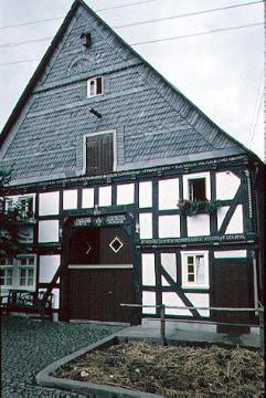 Fachwerkbauernhaus mit Schieferdach, erbaut 1768, in Eversberg