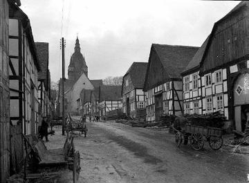 Fachwerkhäuser in der Niederstraße mit Blick auf die Kirche St. Petrus und Andreas , undatiert, Ende 1930er Jahre?