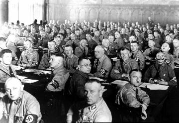Nationalsozialismus: Mitglieder der Nationalsozialistischen Deutschen Arbeiterpartei (NSDAP) im Reichstag (event. 14.9.1930?)