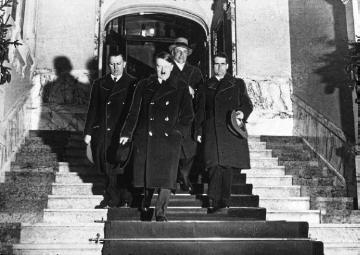 Adolf Hitler: Mit Begleitern im bereits seit 1931 nationalsozialistisch regierten Braunschweig
