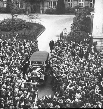 Adolf Hitler im Auto vor dem Reichspräsidentenpalais am Tag seiner Ernennung zum Reichskanzler, 30.1.1933