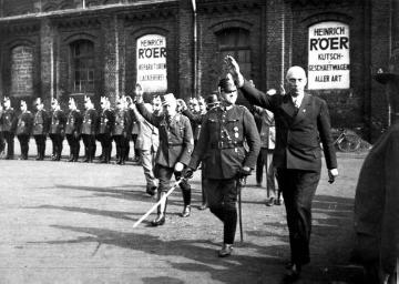 Albert Hillebrand (1889-1960), rechts in Zivil, NSDAP-Funktionär und Oberbürgermeister von Münster 1933-1945, bei einem Besuch der Polizeiwache an der Bremer Straße.