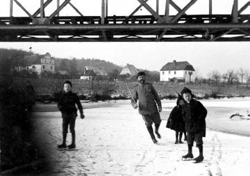 Försterei Obereimer (im Hintergrund): Oberförster Goebel und Kinder beim Eislaufen auf der Ruhr - "zwecks Abhärtung"