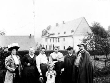 Forsthof Obereimer, Försterfamilie Goebel 1909: Familienporträt anlässlich der Erstkommunion von Tochter Agnes