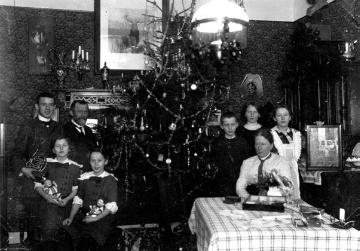 Förstei Obereimer (Arnsberg): Försterfamilie Goebel mit Hauspersonal am Weihnachtsabend 1914
