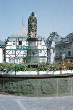 Der Marktbrunnen ("Peterskump") mit lebensgroßer Skulptur des Hl. Petrus aus dem 16. Jahrhundert