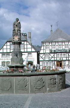 Der Marktbrunnen ("Peterskump") mit lebensgroßer Skulptur des Hl. Petrus aus dem 16. Jahrhundert