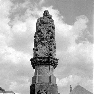 Lebensgroße Skulptur des Hl. Petrus auf dem Brunnen am Marktplatz